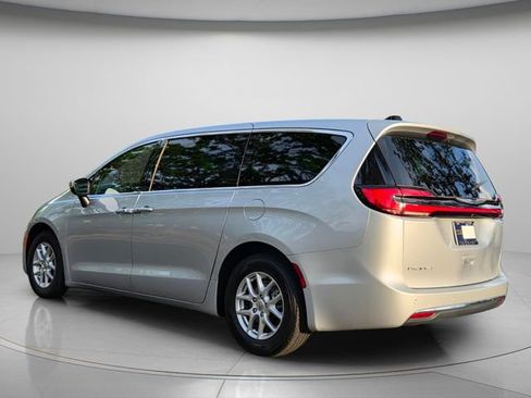 Used 2023 Chrysler Pacifica Touring-L FWD image 6