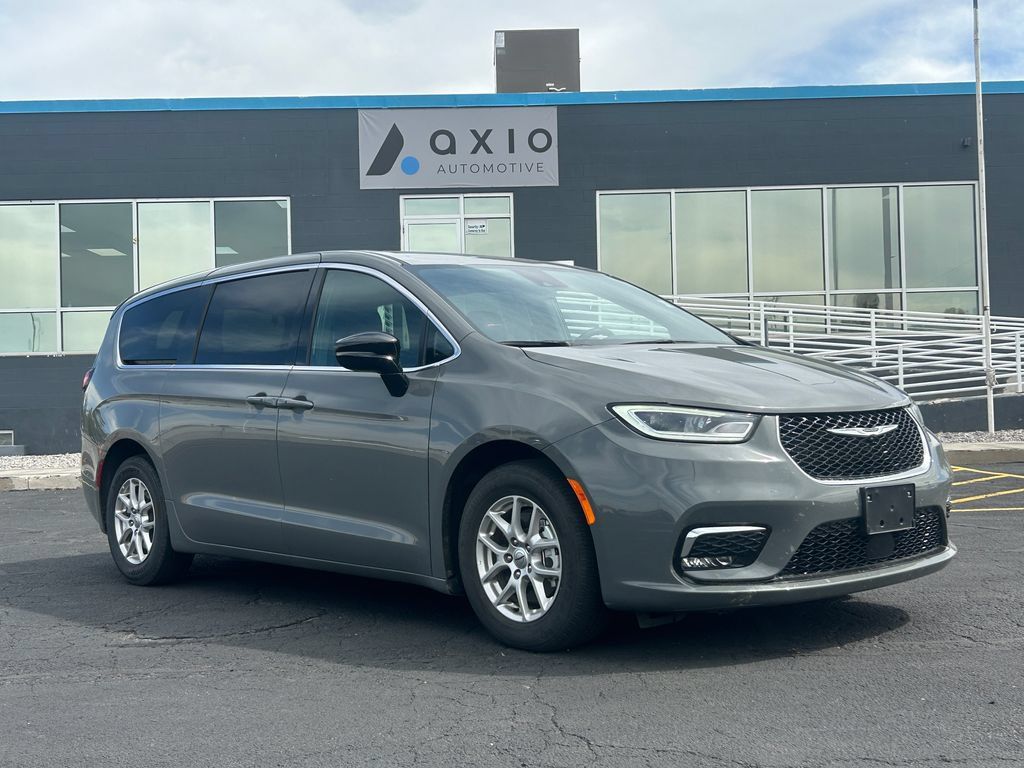 Used 2025 Chrysler Pacifica Select FWD image 1