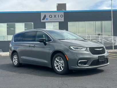 Used 2025 Chrysler Pacifica Select