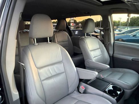 Used 2019 Toyota Sienna XLE FWD image 25