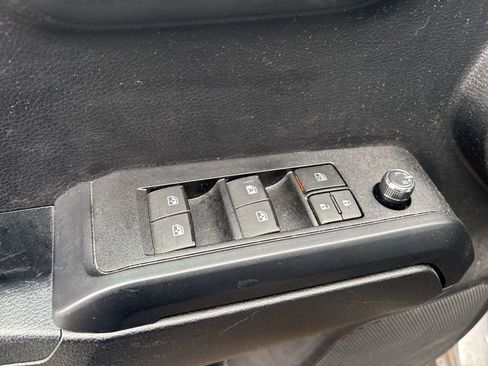 Used 2017 Toyota Tacoma SR image 15