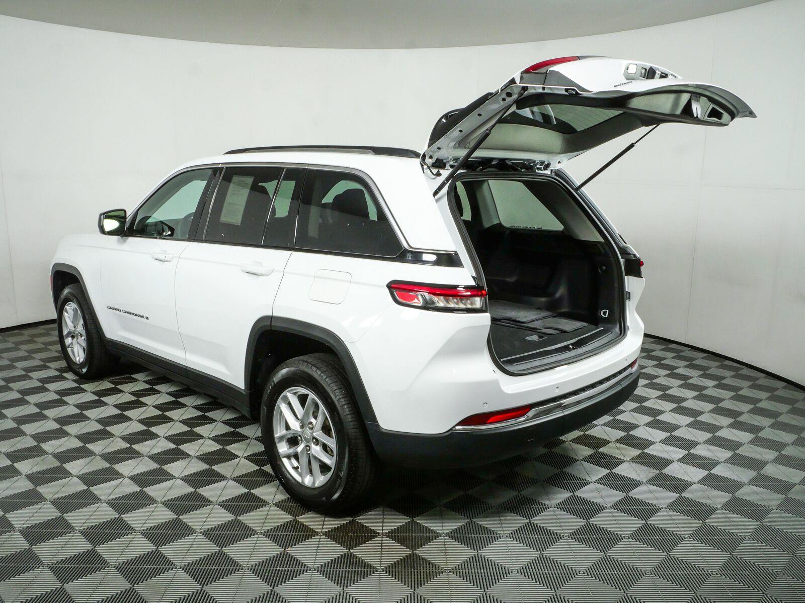Used 2023 Jeep Grand Cherokee Laredo X AWD/4WD image 34