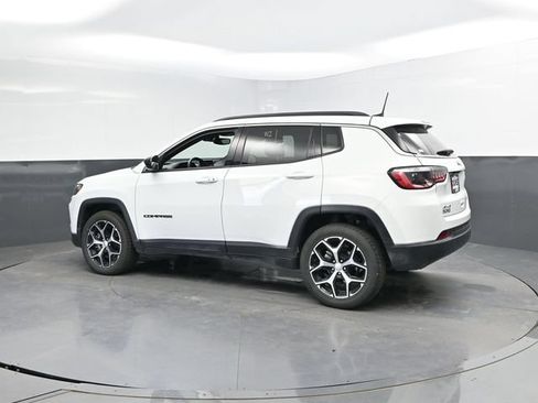Used 2024 Jeep Compass Latitude AWD/4WD image 8
