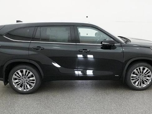 New 2026 Toyota Highlander Platinum image 18