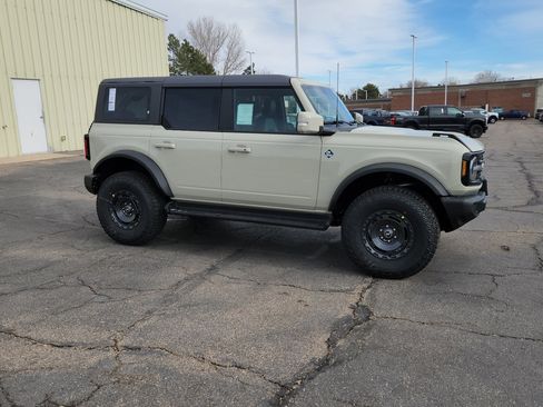 New 2025 Ford Bronco Outer Banks w/ Sasquatch Package image 17