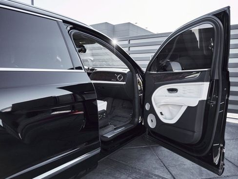 Used 2023 Bentley Bentayga Extended Wheelbase AWD/4WD image 22