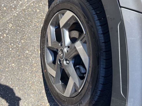 Used 2025 Hyundai Venue SEL FWD image 2