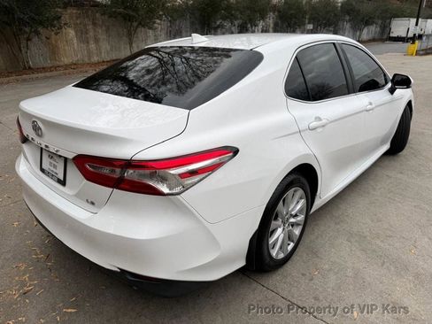 Used 2020 Toyota Camry LE image 5