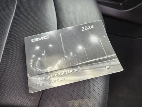 Used 2024 GMC Terrain SLT image 15