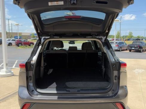 Used 2023 Toyota Highlander LE FWD image 13