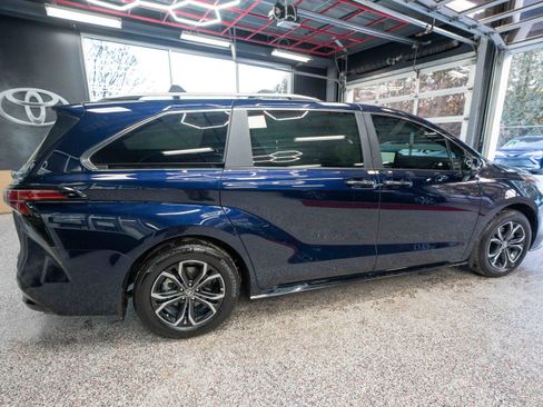 Used 2025 Toyota Sienna Platinum image 4