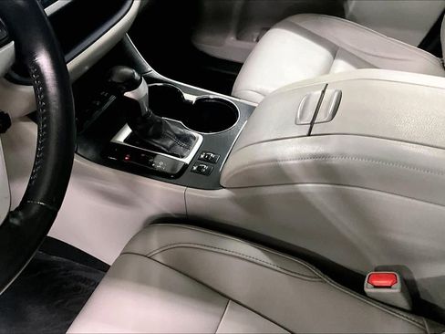 Used 2014 Toyota Highlander XLE image 17