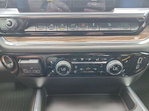 Certified 2025 Chevrolet Silverado 1500 LT AWD/4WD image 18