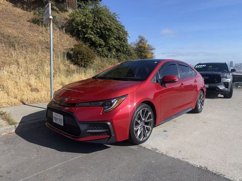 Used 2021 Toyota Corolla SE w/ SE Premium Package image 3