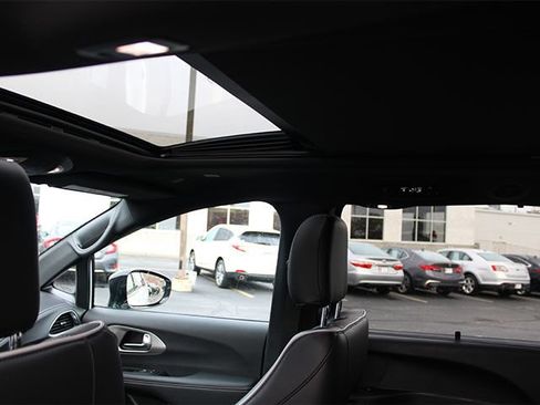 Used 2024 Chrysler Pacifica Limited w/ S Appearance Package FWD image 9