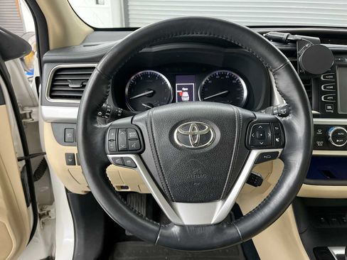 Used 2014 Toyota Highlander Limited Platinum AWD/4WD image 17