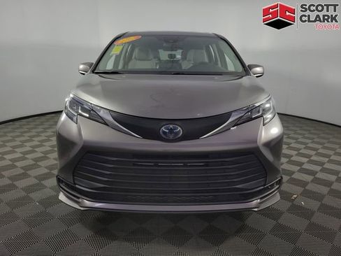 Used 2021 Toyota Sienna LE FWD image 2