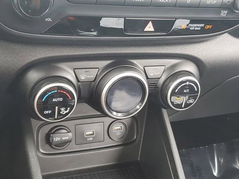 Used 2020 Hyundai Venue SEL FWD image 27