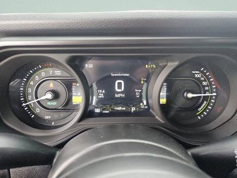 Used 2024 Jeep Wrangler Unlimited image 32