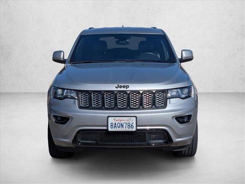 Used 2018 Jeep Grand Cherokee Altitude image 2
