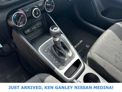 Used 2022 Hyundai Venue SE FWD image 10