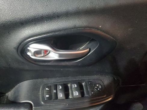 Used 2016 Jeep Cherokee Limited image 12