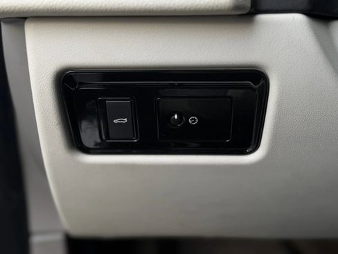 Used 2016 Jaguar XF Prestige image 26