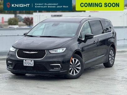 Used 2023 Chrysler Pacifica Touring-L