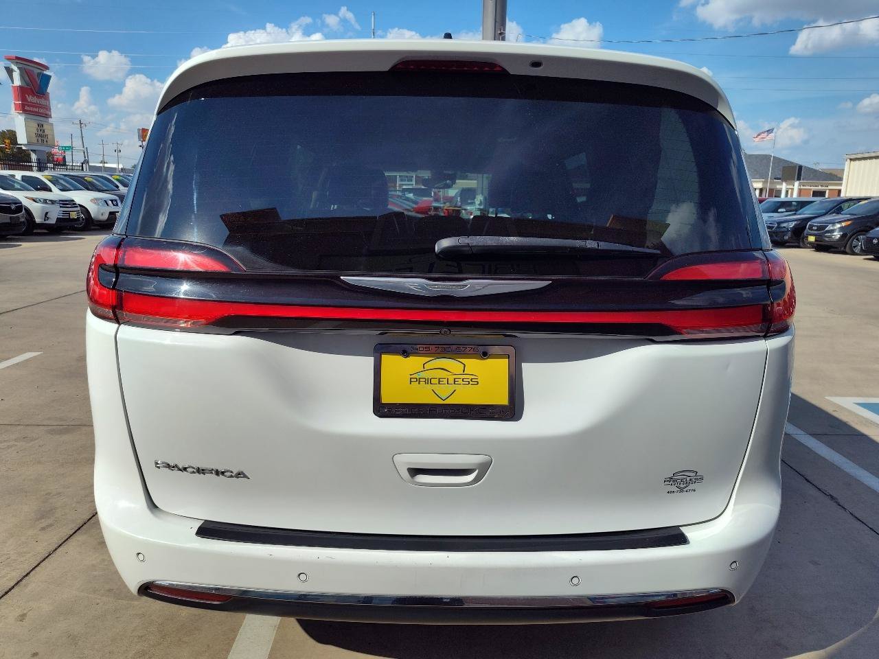 Used 2023 Chrysler Pacifica Touring-L FWD image 5