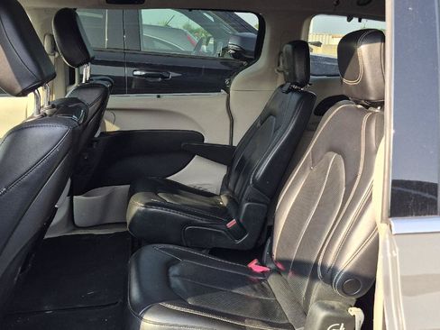 Used 2022 Chrysler Pacifica Touring-L w/ Uconnect Theater Family Group FWD image 6
