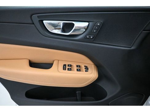 Used 2018 Volvo XC60 T6 Momentum w/ Vision Package image 8