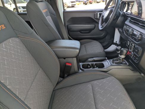 Used 2025 Jeep Gladiator Mojave image 11
