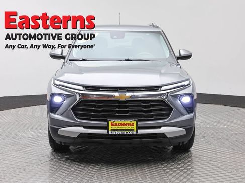 Used 2024 Chevrolet TrailBlazer LT FWD image 2