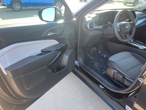 Used 2024 Chevrolet Trax LT image 9
