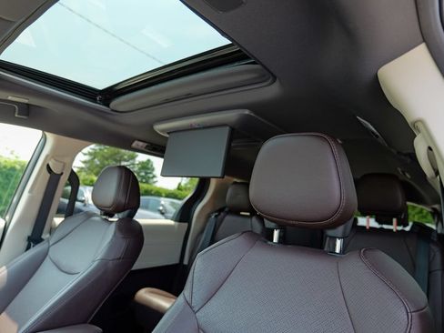 Used 2023 Toyota Sienna Platinum AWD/4WD image 24