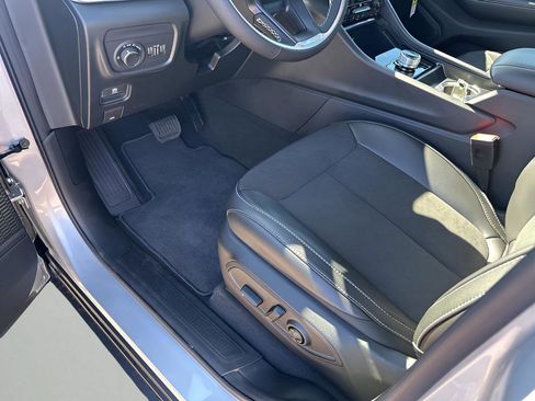 New 2025 Jeep Grand Cherokee Altitude image 28