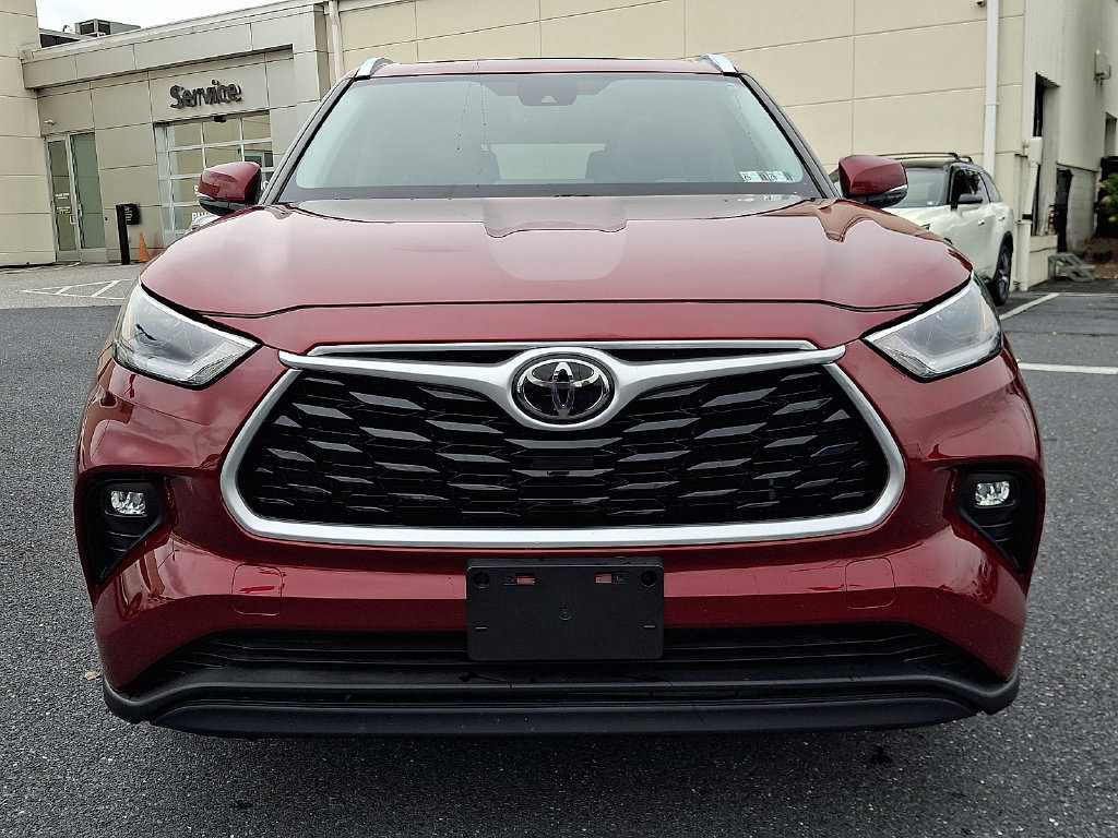 Used 2021 Toyota Highlander XLE AWD/4WD image 2