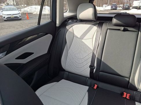 Certified 2025 Volkswagen Tiguan SE w/ Panoramic Sunroof Package image 18