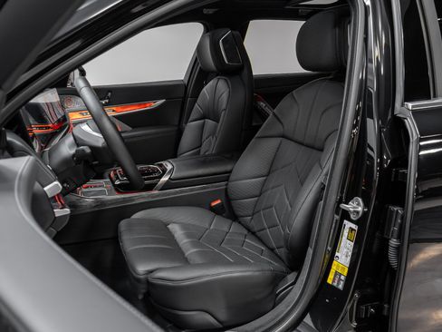 Used 2023 BMW i7 xDrive60 image 6