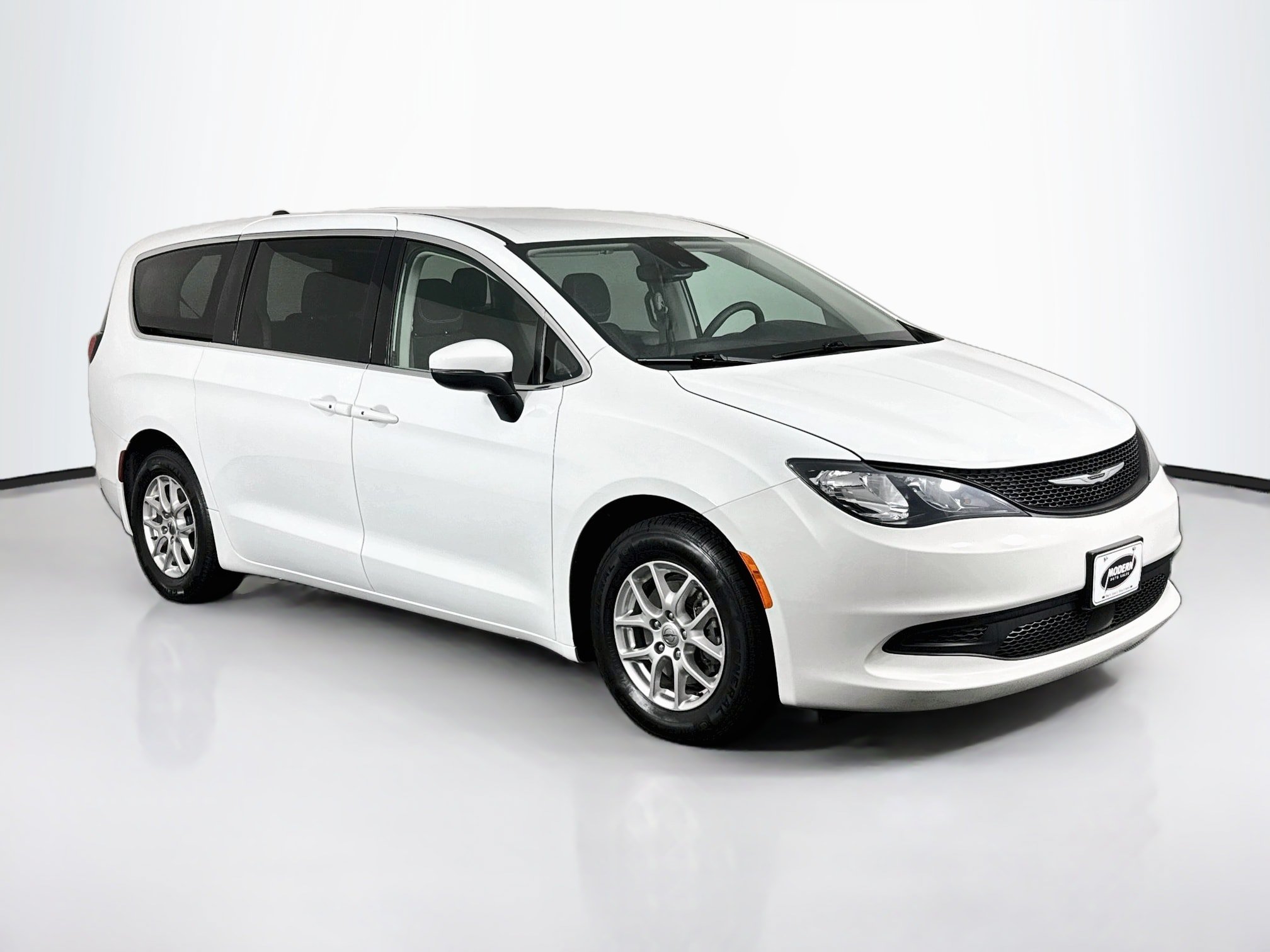 Used 2023 Chrysler Voyager LX FWD image 2
