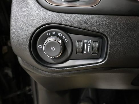 Used 2023 Jeep Renegade Latitude image 34