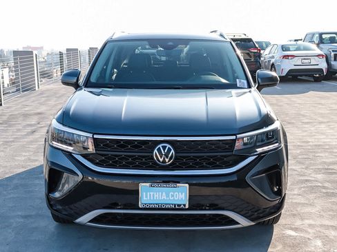 Used 2022 Volkswagen Taos SE w/ Panoramic Sunroof Package image 2