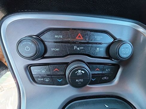 Used 2022 Dodge Challenger SXT w/ Driver Convenience Group AWD/4WD image 18
