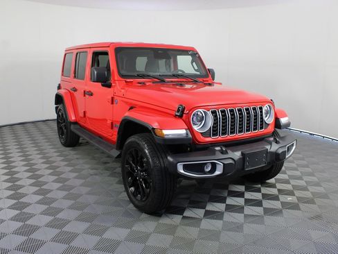 Used 2025 Jeep Wrangler Unlimited Sahara AWD/4WD image 24