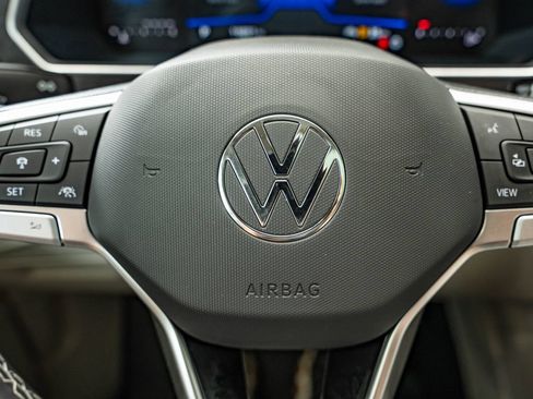 Used 2023 Volkswagen Tiguan SE w/ Panoramic Sunroof Package FWD image 31