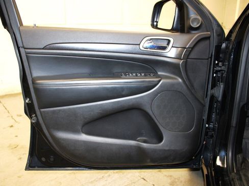 Used 2018 Jeep Grand Cherokee Altitude image 25