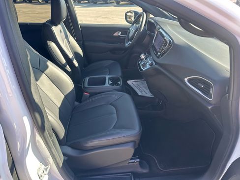 Used 2025 Chrysler Pacifica Select image 18