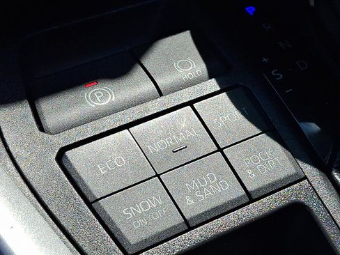 Used 2021 Toyota RAV4 LE w/ Carpet Mat Package (TMS) AWD/4WD image 24