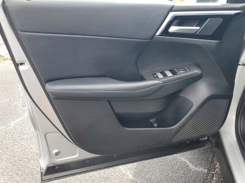 Used 2024 Mitsubishi Outlander SE image 8