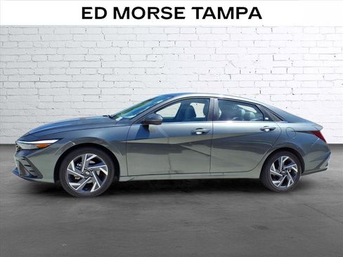 Used 2025 Hyundai Elantra Limited FWD image 2